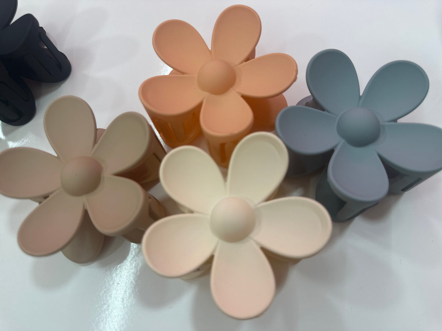 Flower shaped claw clip