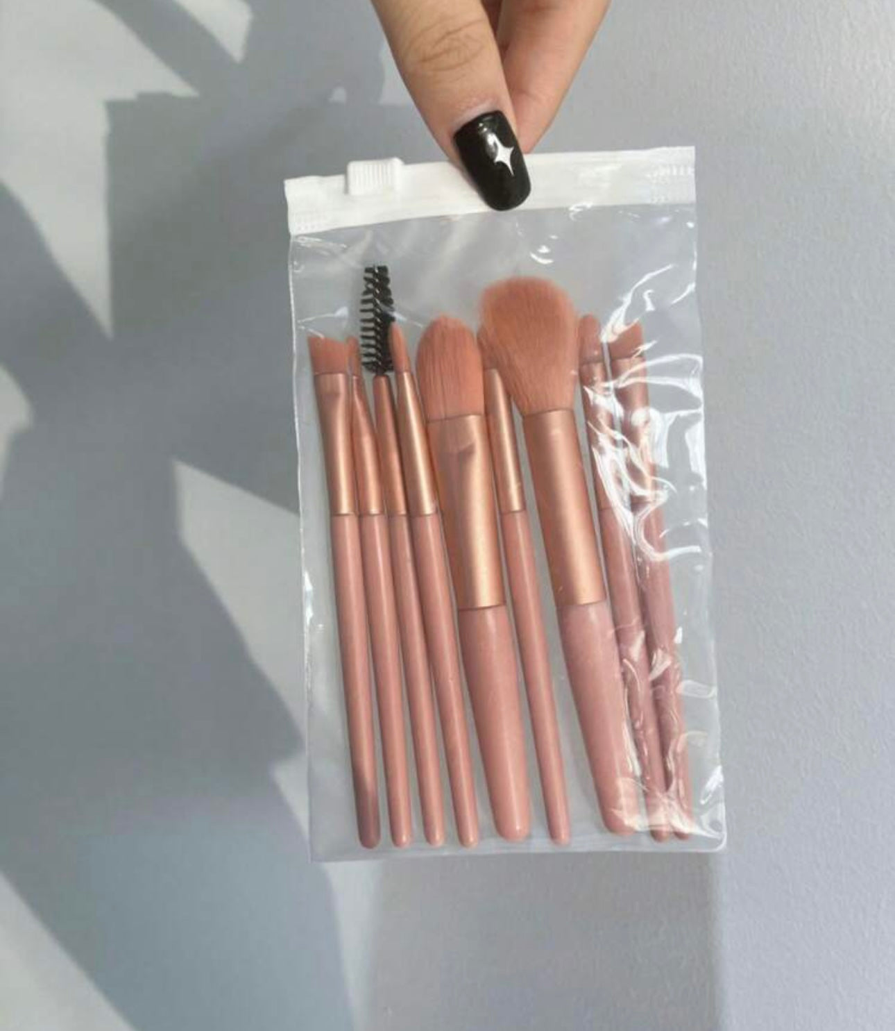 Set of 8 makeup brushes