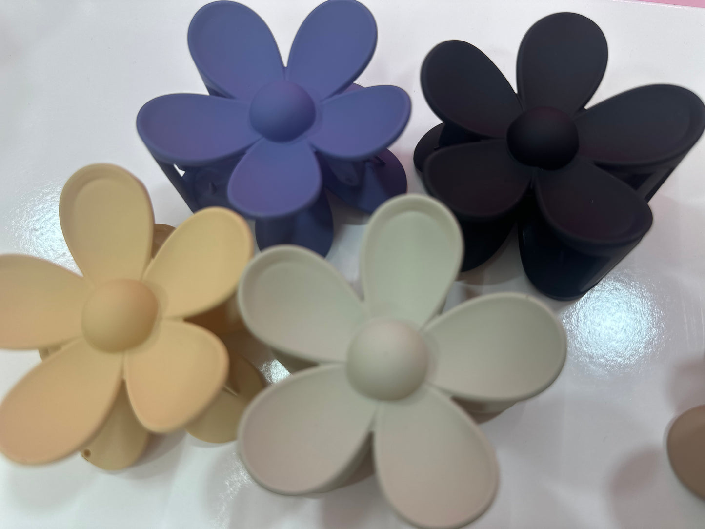 Flower shaped claw clip