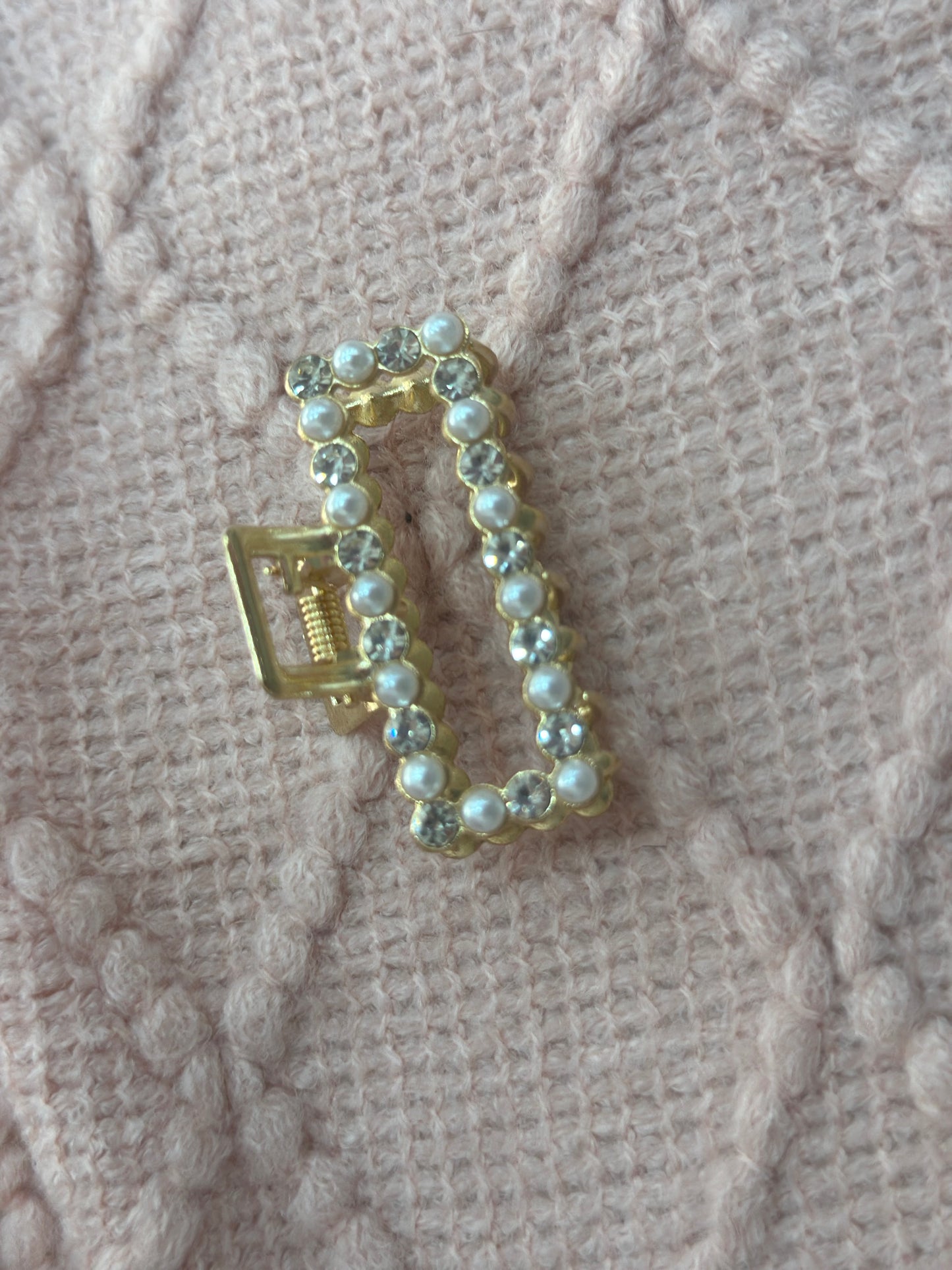 Medium pearl clip