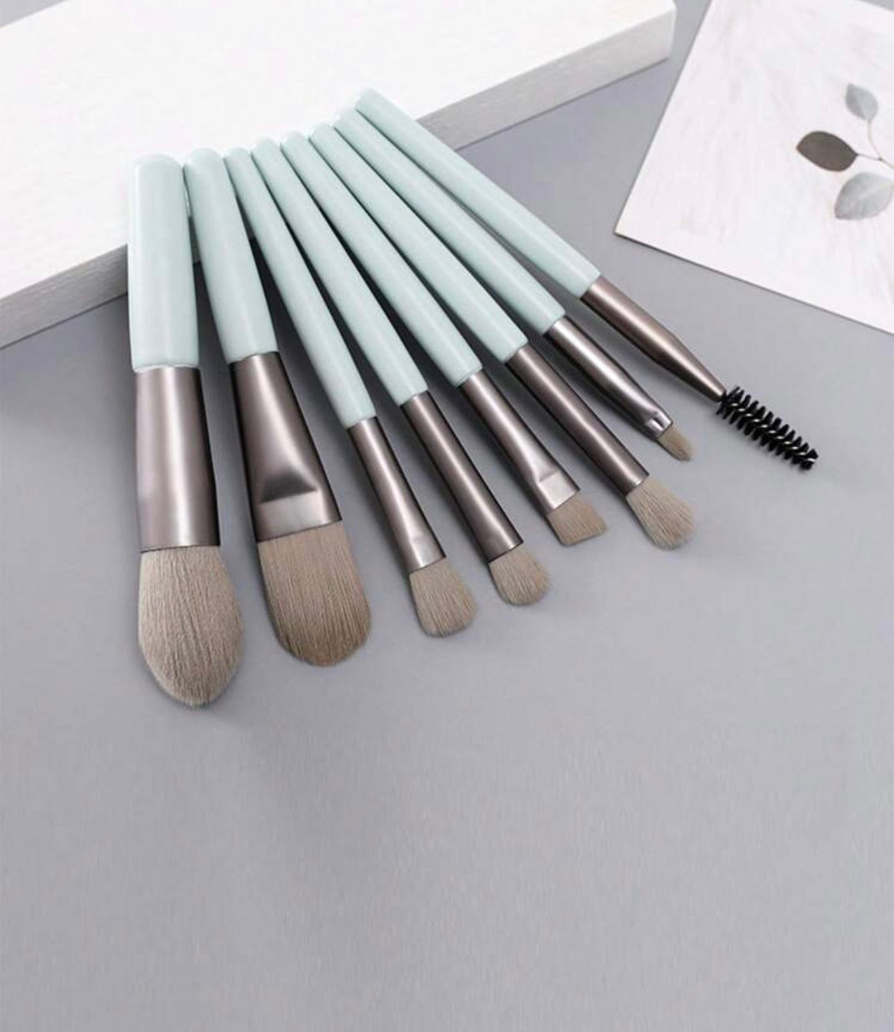 Set of 8 makeup brushes